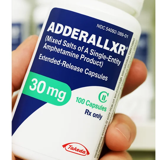 Аддералл пример флакона у фармацевта в руке